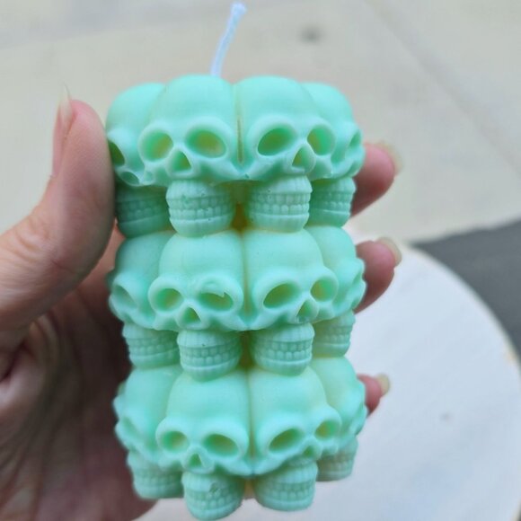 Handmade ✦ Stacked Skull Candle ✦ Vanilla Oatmeal Raisin Soy Wax Gothic Decor - Picture 6 of 6